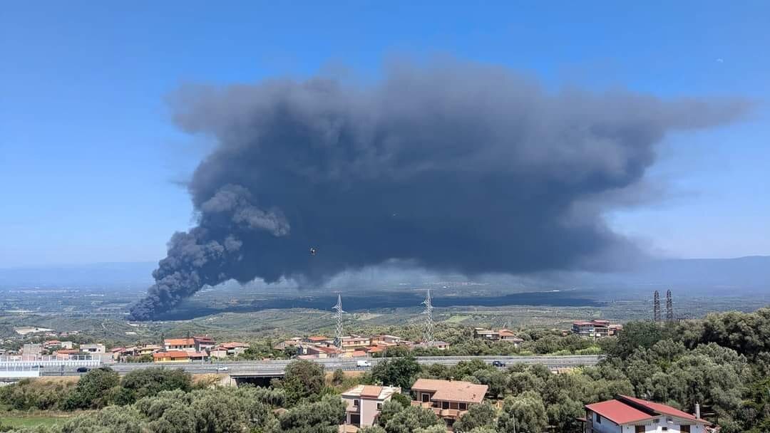 Incendio Poly2oiln a Palmi, Udicon Calabria: “Necessaria una bonifica dell’area per scongiurare qualsiasi rischio di contaminazione”